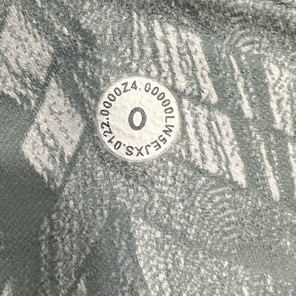 Swift Speed High-Rise Tight 28"
Reverberate Chevron Jacquard Silver Blue… - Picture 10 of 10